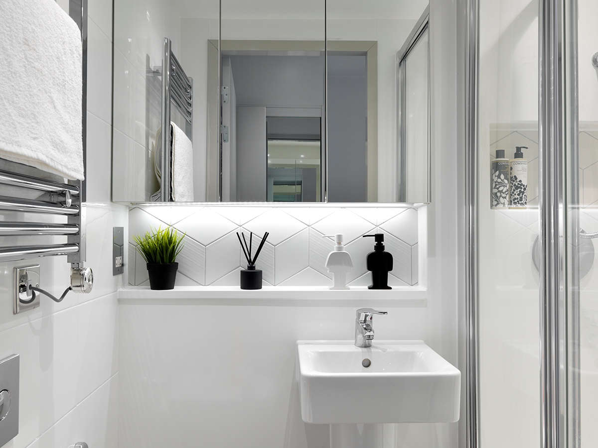 Student Castle Bath Ensuite Bedroom
