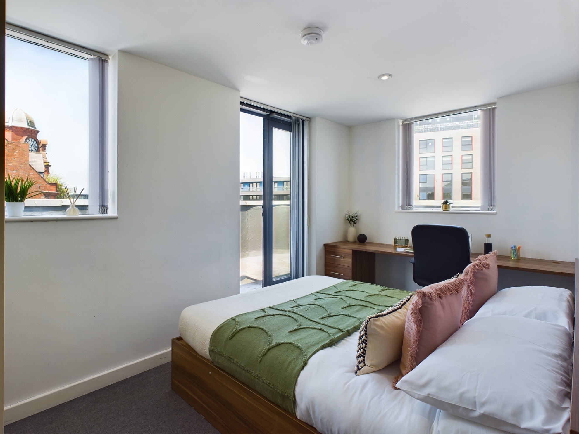 Windsor Court Liverpool 2 Bed Apartment Balcony Bedroom