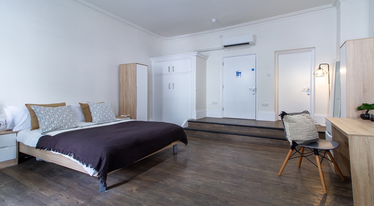 Janet Poole House London Platinum Plus Suite Bedroom