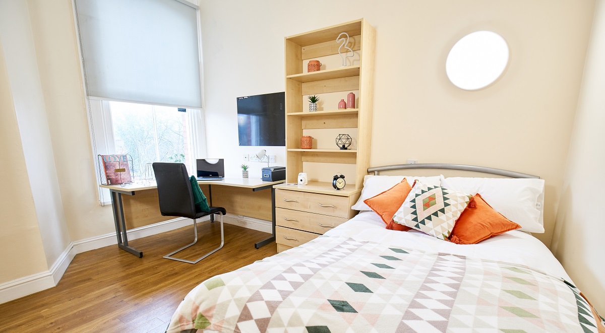 Daisybank Villas Manchester Gold Room Bedroom