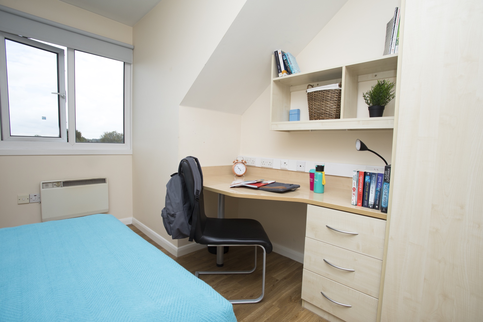 Heald Court Manchester Gold 3 Bed Ensuite Desk