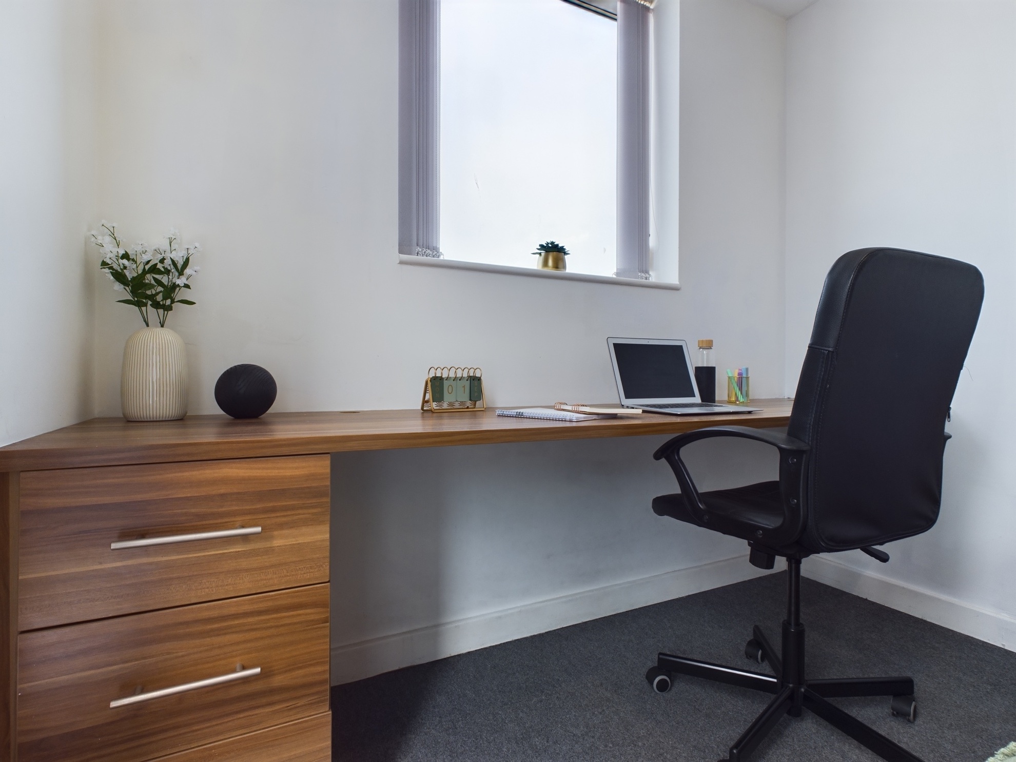 Windsor Court Liverpool 2 Bed Apartment Balcony Desk