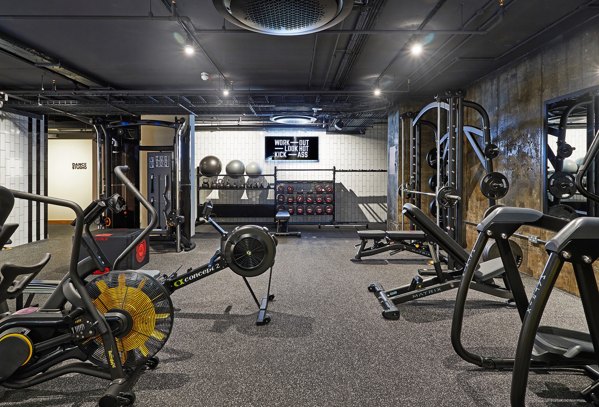 Leeds 2 Gym 01 2000 X 1360