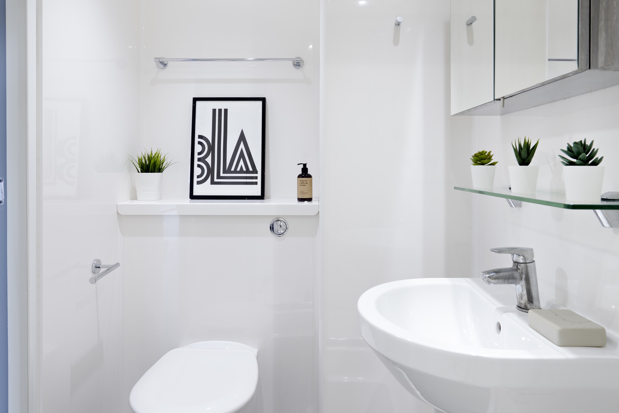 Hampton Square Silver Studio Bathroom 2