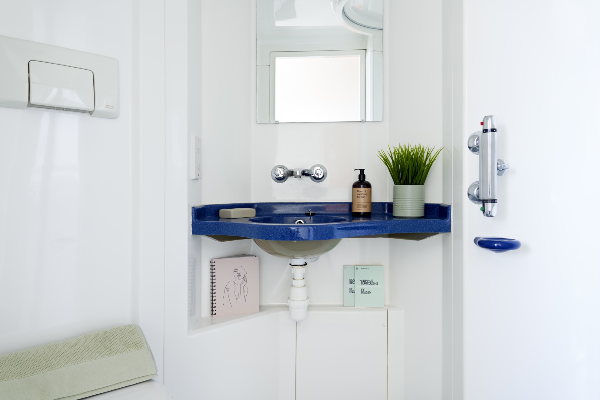 258 CENTRAL POINT ROOM 408 ENSUITE BATHROOM 0094