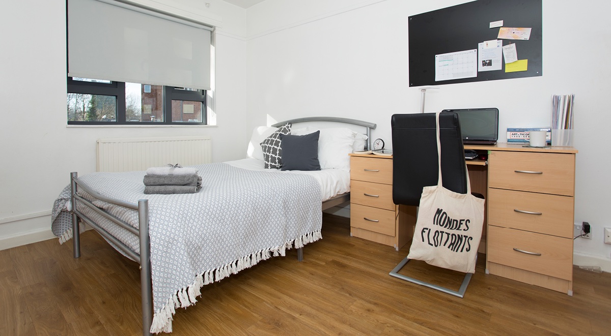 Landale House London Silver Ensuite Bedroom