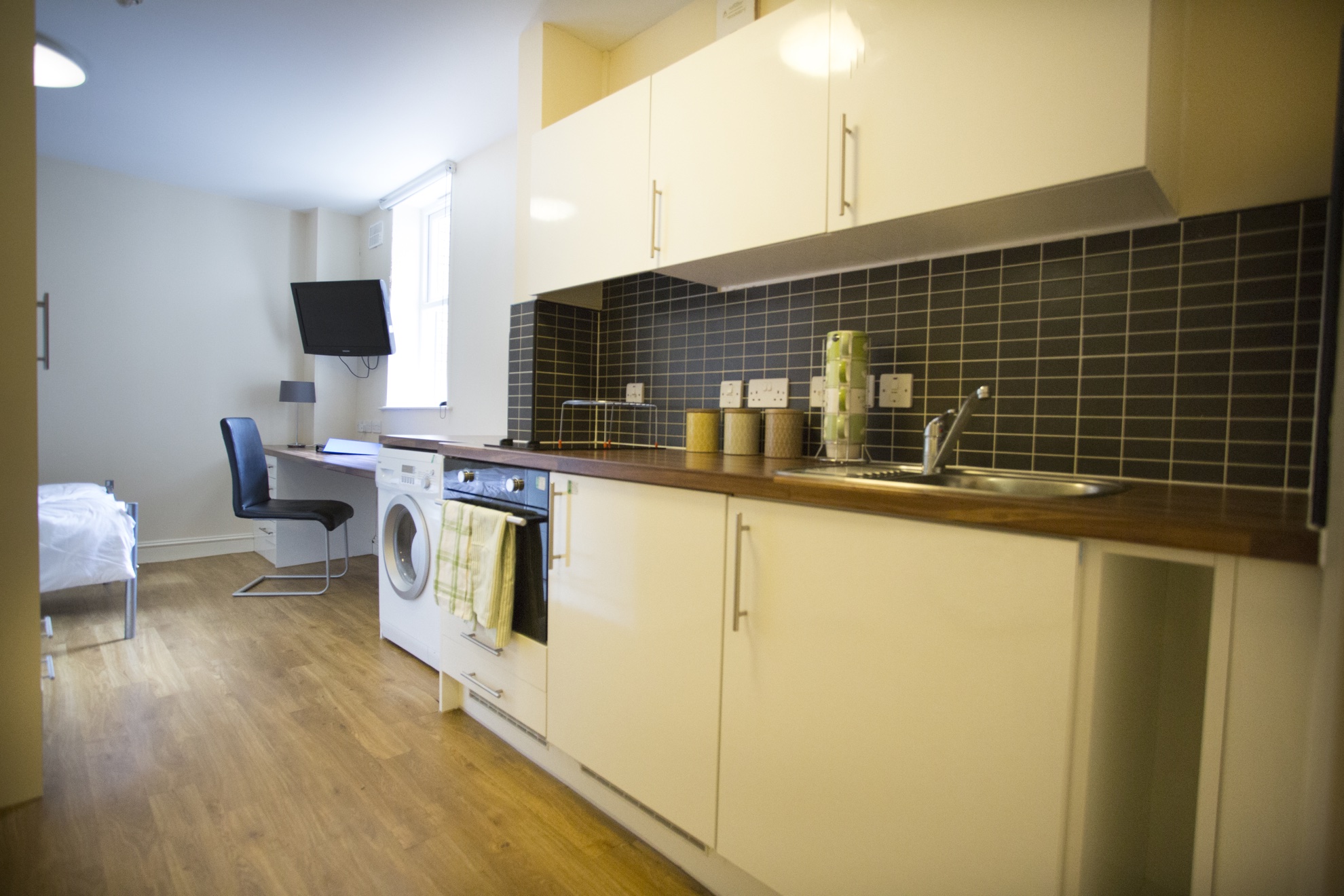 Daisybank Villas Manchester Silver Studio Kitchen