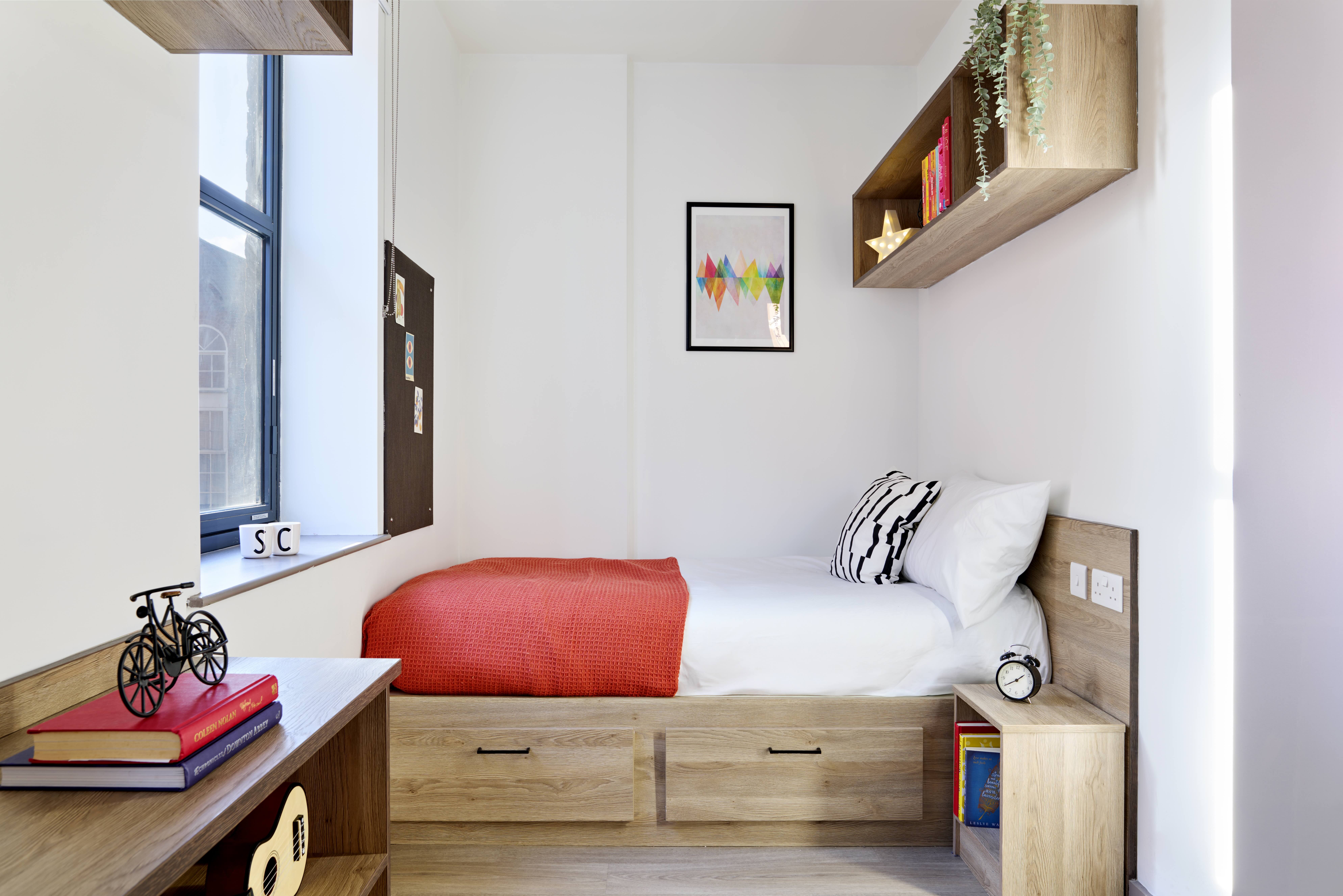 student castle reading gold studio