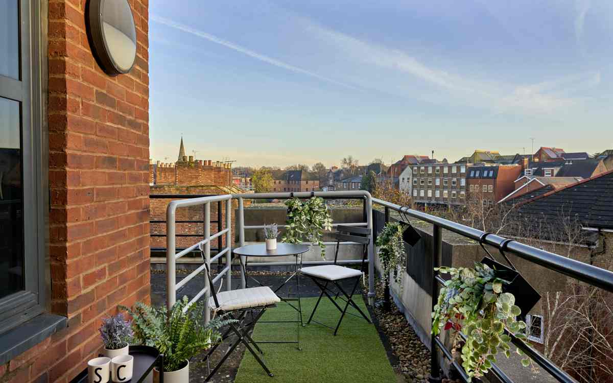 student castle reading bronze terrace